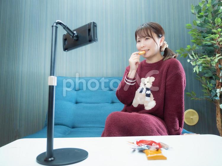 03：パジャマ姿で動画配信する女性 スマートフォン,インターネット,動画配信の写真素材