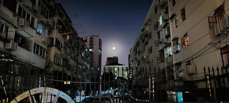 夜空に浮かぶ満月と中国の住宅街の景色 夜空に浮かぶ満月と中国の住宅街の景色の写真
