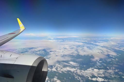 飛行機の窓からみた天空の風景 飛行機の窓からみた天空の風景 飛行機,空,雲上の写真素材