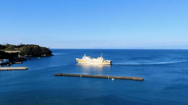 朝日を浴びて黄金色に輝く駿河湾フェリー 駿河湾フェリー,晩秋,ゴールドロードの写真素材