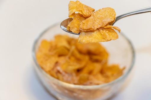 スプーンですくったコーンフレーク コーンフレーク,スプーン,食べるの写真素材