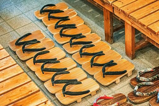 温泉旅館の外履き用の下駄と草履 旅館,下駄,草履の写真素材