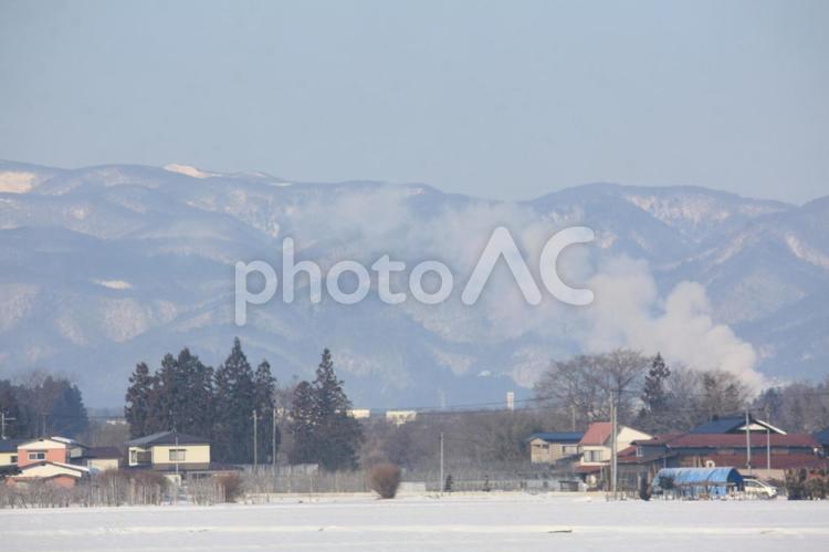八重畑からのぞむ山脈 山,煙,晴れの写真素材