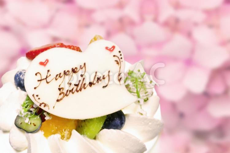 ピンク色の花の背景と誕生日ケーキ素材 誕生日,誕生日ケーキ,ケーキの写真素材