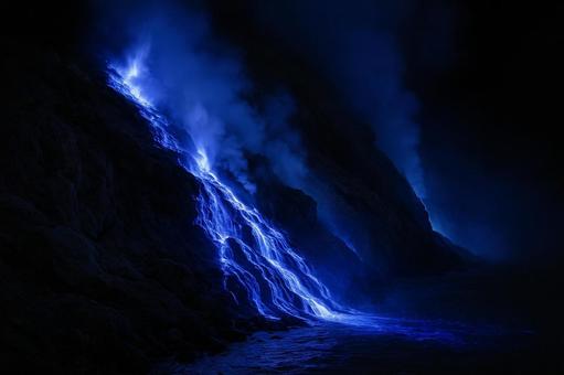 夜に輝く青い溶岩、火山の幻想的な光景 夜に輝く青い溶岩、火山の幻想的な光景の写真