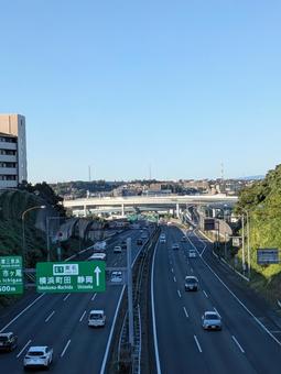霜降前の横浜青葉インターチェンジの付近の写真