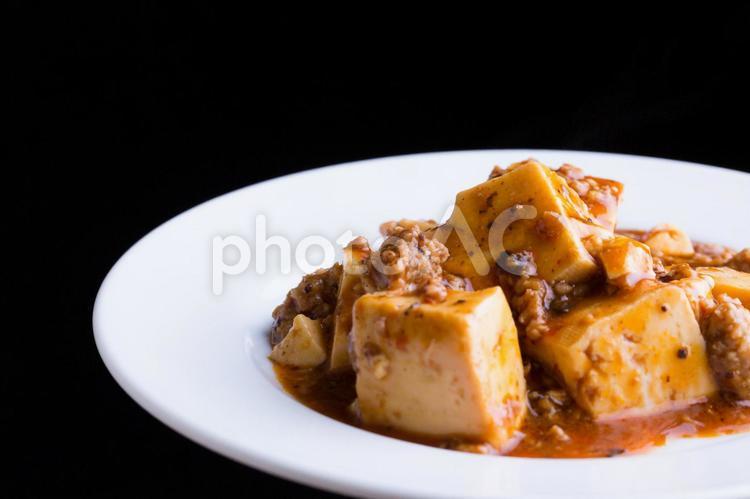 マーボー豆腐　麻婆　中華 黒バック白皿シリーズ,黒背景,麻婆豆腐の写真素材