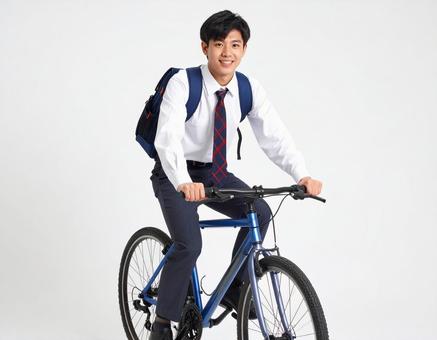 自転車通学をする男子高校生のイメージ 自転車通学をする男子高校生のイメージの写真