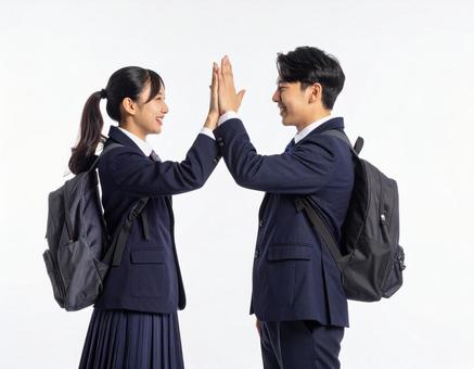 ハイタッチする高校生の男女生徒の写真