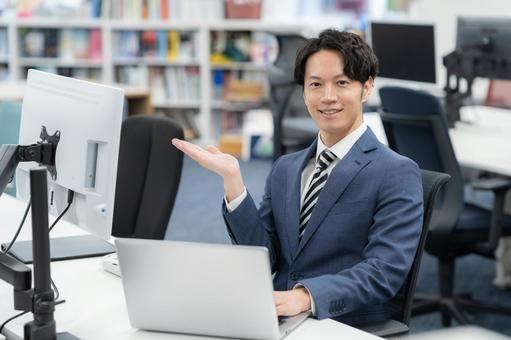 オフィスで仕事をする若いビジネスマン オフィスで仕事をする若いビジネスマン ビジネス,ビジネスマン,エンジニアの写真素材