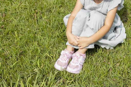 芝生に座る女の子(日本人、5歳、顔無し) 芝生に座る女の子(日本人、5歳、顔無し) 女の子,子供,座るの写真素材