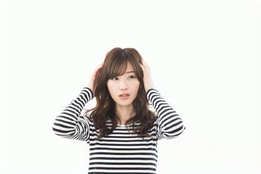 若い女性 ボーダー 考える 若い女性 ボーダー 考えるの写真