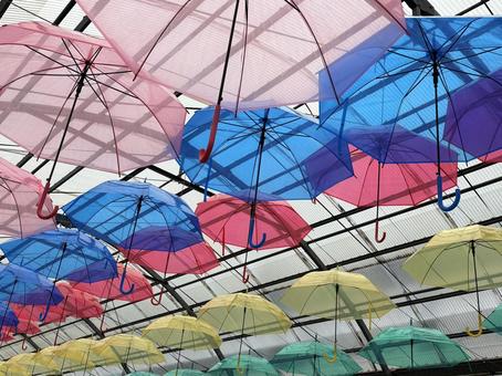 カラフルな傘のアートと透明な空間 傘,アンブレラスカイ,雨の日の写真素材