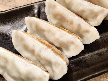 焼き目のついた水餃子の盛り合わせ 餃子,水餃子,焼き餃子の写真素材