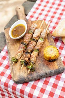 真上から見た焼鳥ととうもろこし 串焼き,焼き鳥,串の写真素材