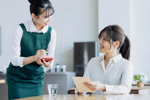 カフェで注文をする若い女性 カフェで注文をする若い女性 カフェ,注文,女性の写真素材
