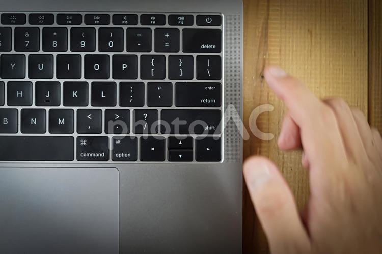 スタイリッシュなノートパソコンのキーボードのイメージ キーボード,ノートパソコン,ビジネスの写真素材