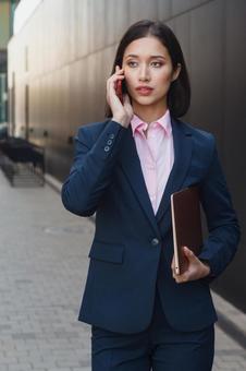 街なかで電話しているビジネスウーマン ビジネスウーマン,ビジネス,女性の写真素材