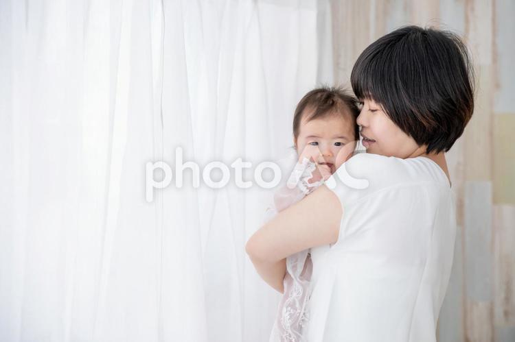 ママと赤ちゃん 赤ちゃん,抱っこ,あやすの写真素材