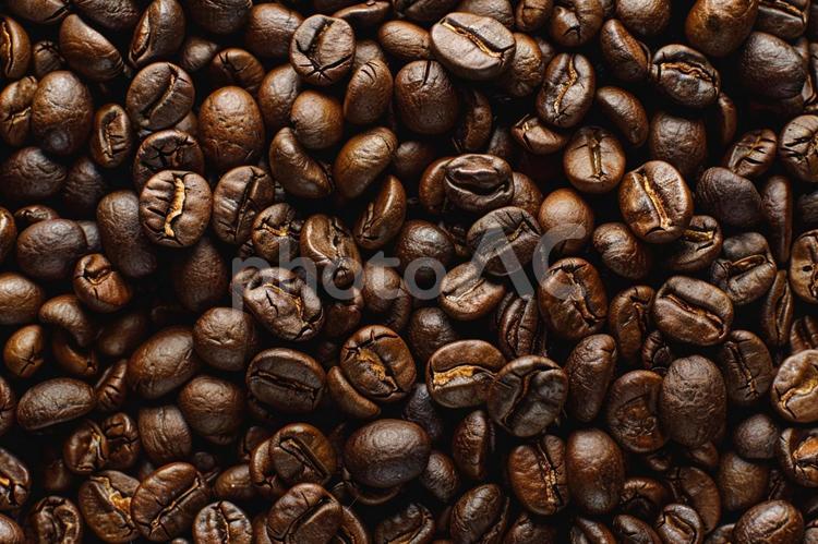 深煎りコーヒー豆が敷き詰められた背景素材 コーヒー豆,焙煎豆,深煎りの写真素材