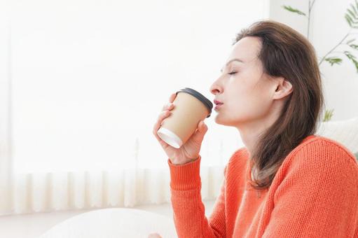 家でコーヒーを飲む若い女性 家でコーヒーを飲む若い女性 主婦,白人,豆選びの写真素材