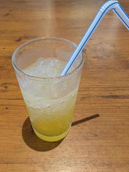 ストローをさした飲み物 ストローをさした飲み物 ジュース,ドリンク,ストローの写真素材