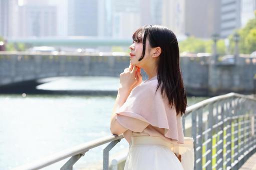 川沿いで景色を眺める女性 川沿いで景色を眺める女性 女性,若い,20代の写真素材