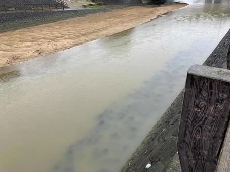梅雨で増水する河川 梅雨で増水する河川の写真