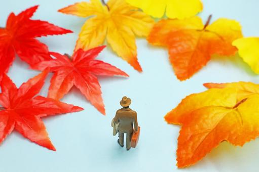 秋の散歩道　サラリーマンと紅葉の写真