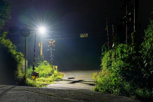 夜の踏切 夜の踏切 踏切,電車,列車の写真素材