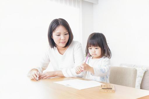 勉強をする子供 勉強をする子供 子供,集中,お母さんの写真素材