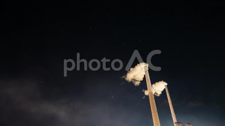 星空にそびえる静寂の煙突列 星空,煙突,夜空の写真素材