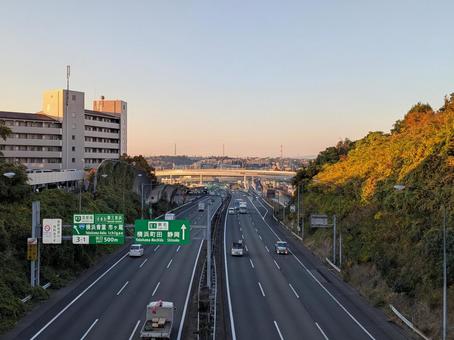 小雪過ぎの水曜日の朝の横浜青葉IC付近 東名高速道路,横浜青葉インターチェンジ,横浜市青葉区の写真素材