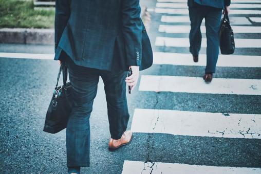 横断歩道を渡るビジネスマンの足元 ビジネスマン,横断歩道,渡るの写真素材