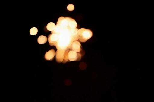 黒背景溢れ出る温かみのある光の玉イメージ 黒背景溢れ出る温かみのある光の玉イメージの写真