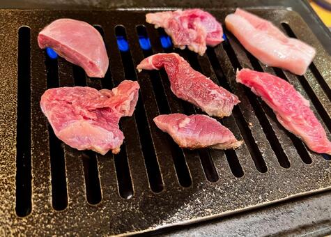 鉄板で芳醇に焼き上げる厳選肉の焼肉風景 焼肉,肉,牛肉の写真素材