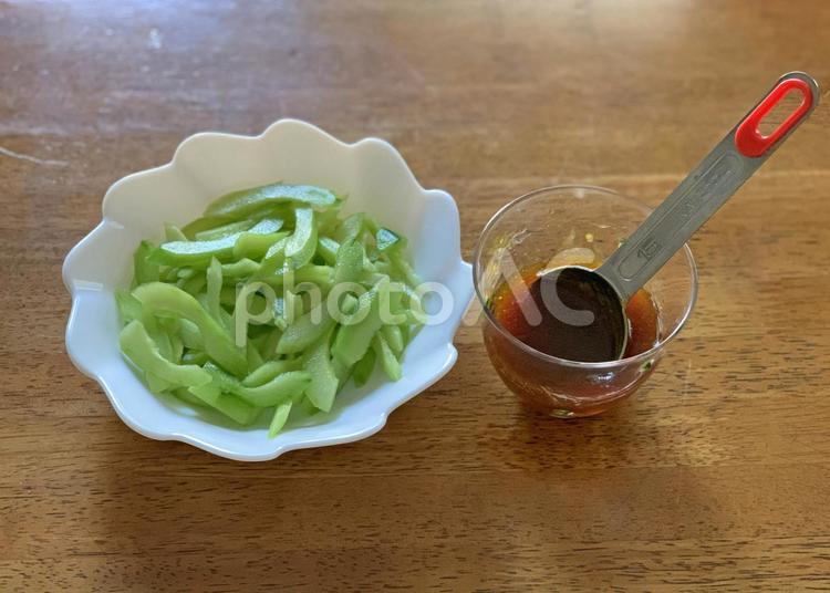 きゅうりのサラダと手作りドレッシング ご飯,おかず,クッキングの写真素材