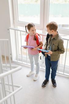 見つめて話す生徒たちの写真