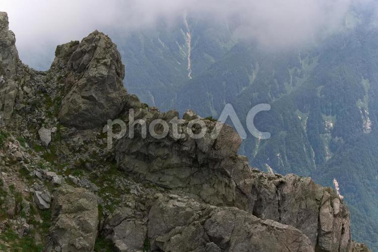 北アルプスの稜線の岩場 岩場,稜線,荒々しいの写真素材