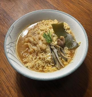 即席ラーメンに卵と食べる煮干しと刻みねぎ 朝食,インスタントラーメン,卵の写真素材