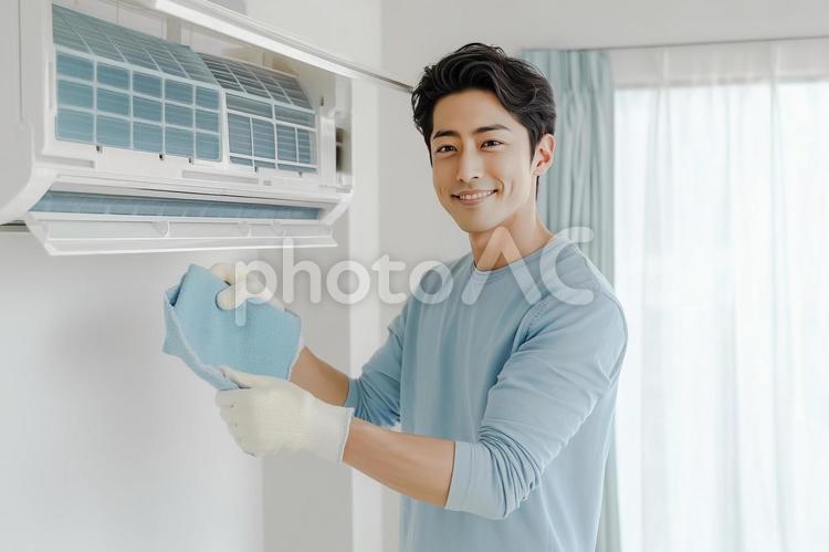 部屋のエアコン掃除をする男性 男性,清掃,エアコンの写真素材