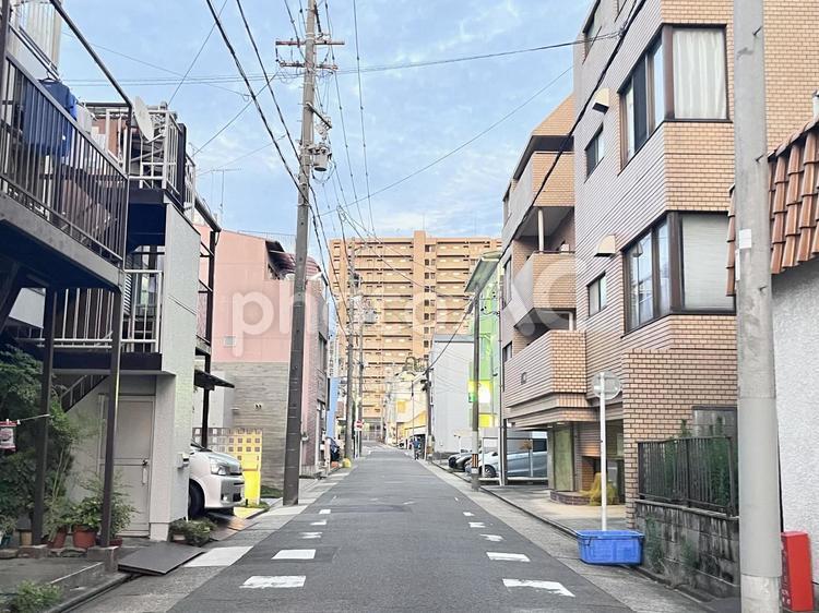 住宅街の道路 一軒家,住宅地,住宅街の写真素材