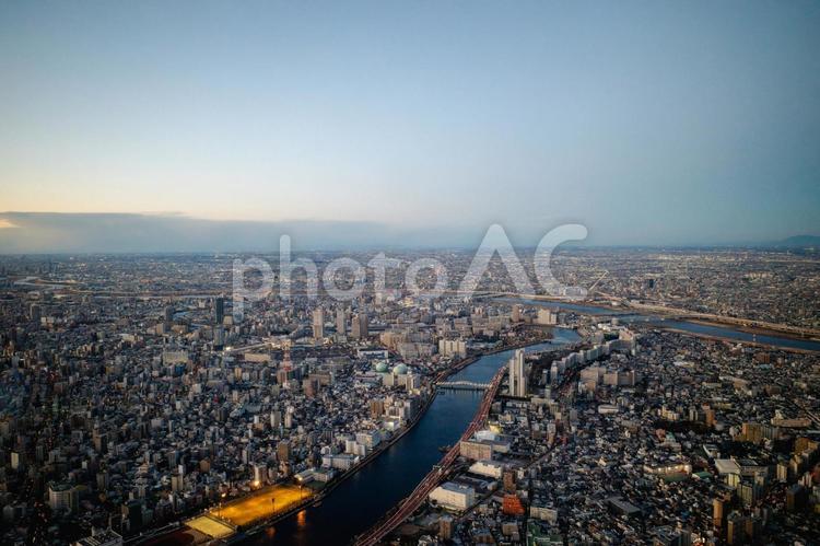 東京の街並みと川が広がる夕景風景の背景 東京,街並み,高層ビルの写真素材