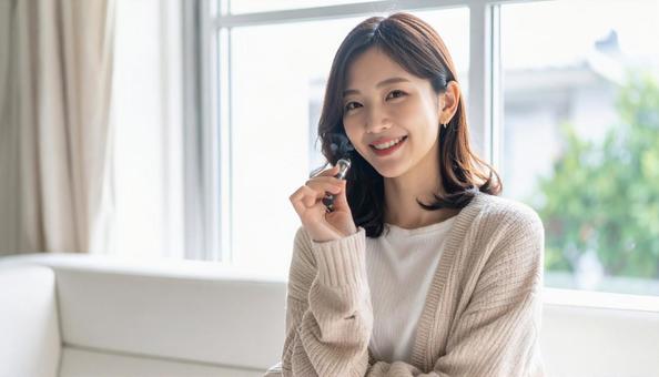 電子タバコを吸う若い女性 電子タバコを吸う若い女性の写真