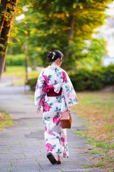 浴衣姿の女性が背中を見せて歩く 女性,浴衣,後ろ姿の写真素材