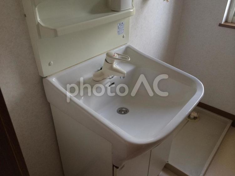 何も置いていない洗面台と洗濯機パン 洗面台,洗面所,陶器の写真素材