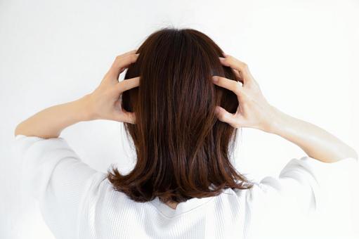 頭をマッサージする女性 頭皮,マッサージ,頭の写真素材