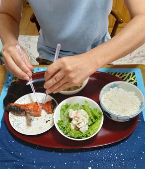 今日の朝食 今日の朝食 朝食,鮭,サラダの写真素材