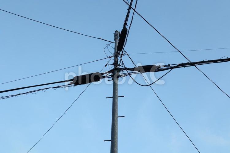 電話線の電柱と電線 電柱,電線,電話線の写真素材