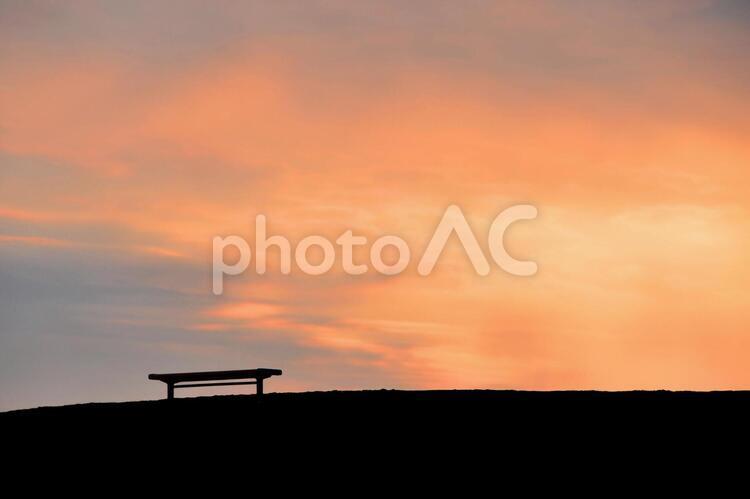 丘のベンチと夕暮れ 夕暮れ,日暮れ,茜色の空の写真素材